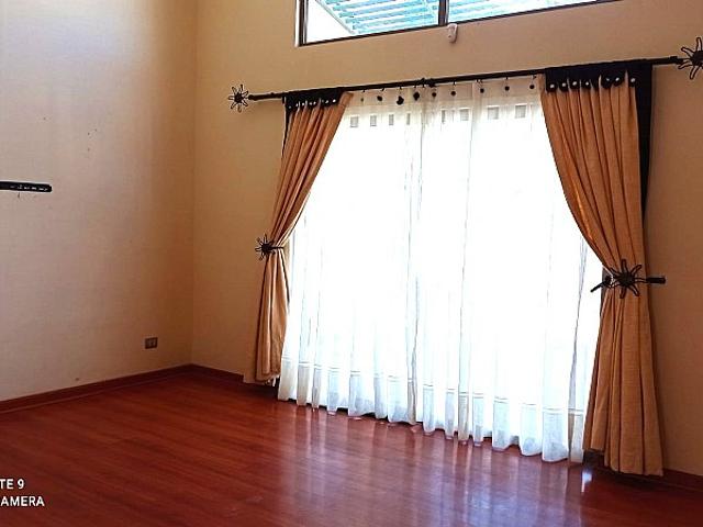 SE VENDE AMPLIA CASA SECTOR LOMAS HUASI