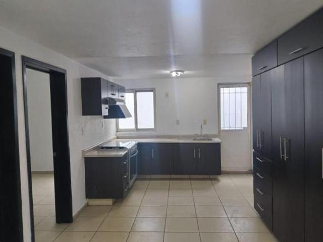 Se vende casa dúplex semi moderna en Chapalita