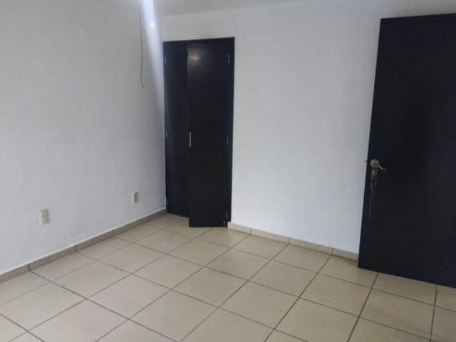 Se vende casa dúplex semi moderna en Chapalita