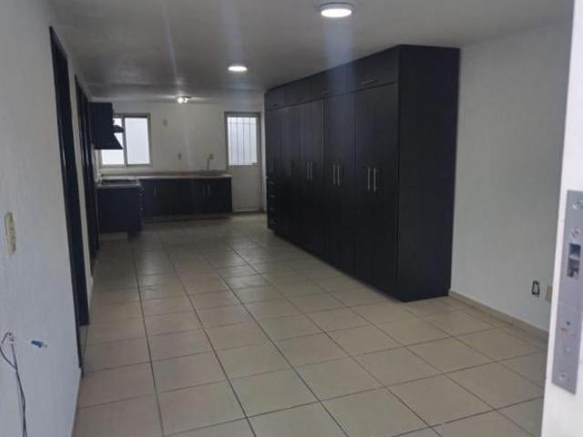 Se vende casa dúplex semi moderna en Chapalita