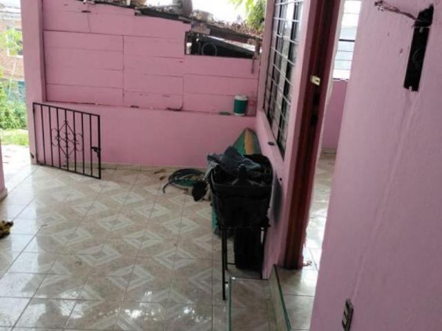 SE VENDE CASA EN LA COLONIA LAREDO A UNA CUADRA DE LA AVENIDA DOCTORES POZA RICA, VER