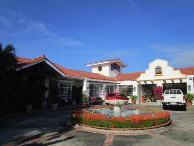 Se Vende Casa en Punta Barco a solo pasos de la playa