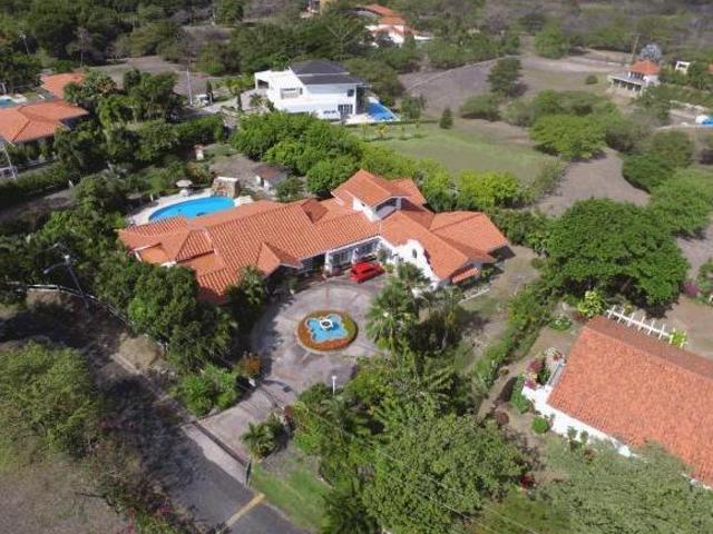 Se Vende Casa en Punta Barco a solo pasos de la playa