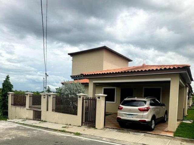 SE VENDE ESPECTACULAR CASA EN URBANIZACIÓN LLANO HERMOSO EN PENONOMÉ