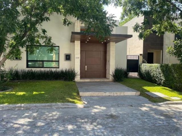 Se Vende Hermosa Residencia en Fracc. Privado San Alberto Saltillo, Coah
