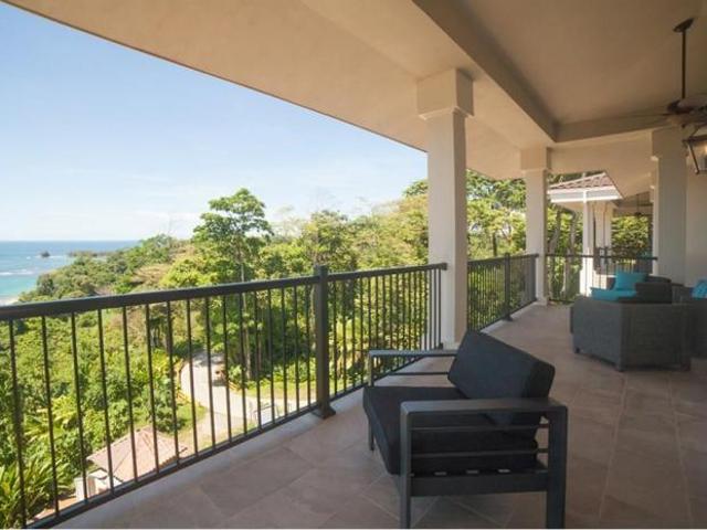 Se vende lujoso apartamento con vista al mar en bocas del toro