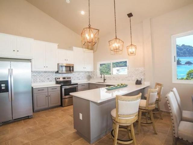 Se vende lujoso apartamento con vista al mar en bocas del toro