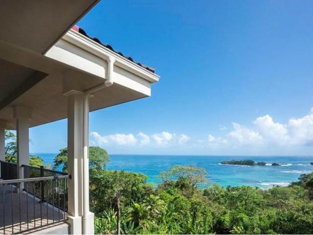 Se vende lujoso apartamento con vista al mar en bocas del toro