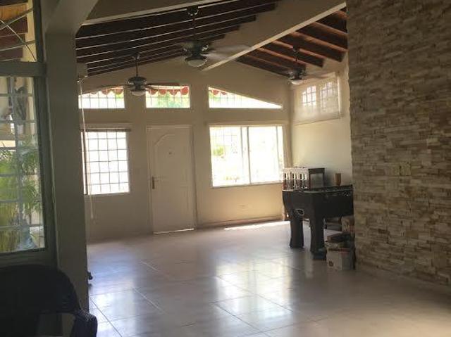 Se vende o se alquila duplex remodelada