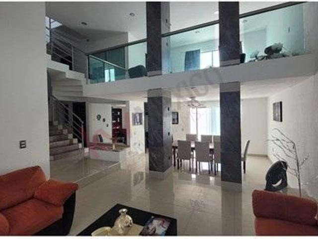 SE VENDE RESIDENCIA EN LA COLONIA EL DIAMANTE Fraccionamiento privado con excelente ubicación