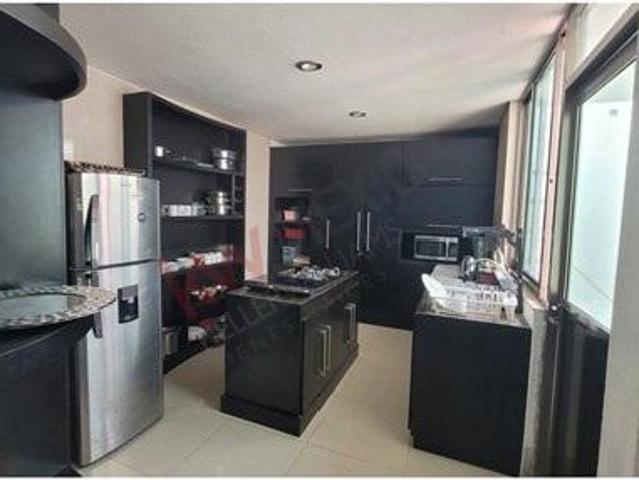 SE VENDE RESIDENCIA EN LA COLONIA EL DIAMANTE Fraccionamiento privado con excelente ubicación