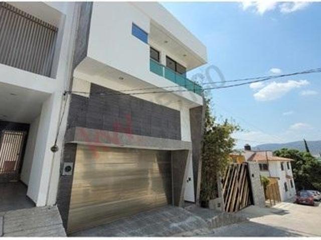 SE VENDE RESIDENCIA EN LA COLONIA EL DIAMANTE Fraccionamiento privado con excelente ubicación