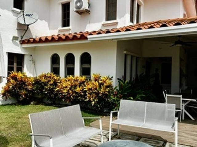 Se vende town house en vista mar
