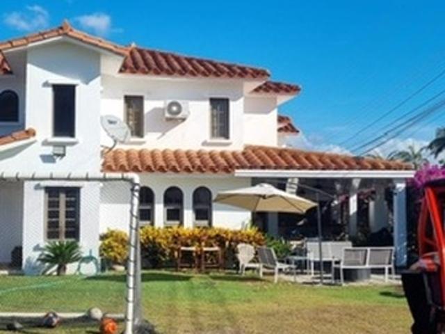 Se vende town house en vista mar