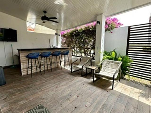 Se vende town house en vista mar