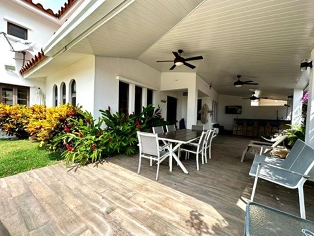 Se vende town house en vista mar