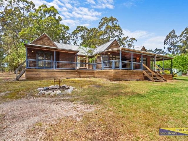 Cottage for sale in Lakes Entrance, Victoria