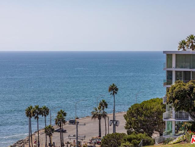 Apartment for sale in Canoga Park, California