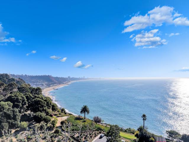 Apartment for sale in Pacific Palisades, Los Angeles