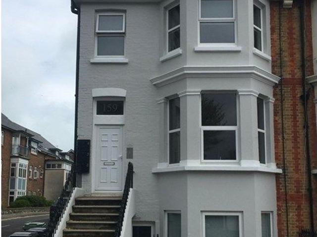 Apartment for rent in Roselands, Eastbourne