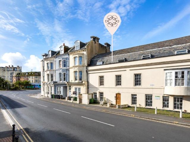Apartment for rent in Roselands, Eastbourne
