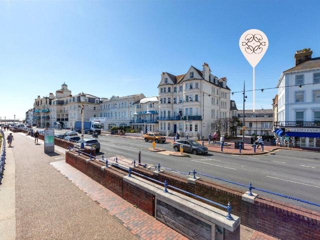 Apartment for rent in Roselands, Eastbourne