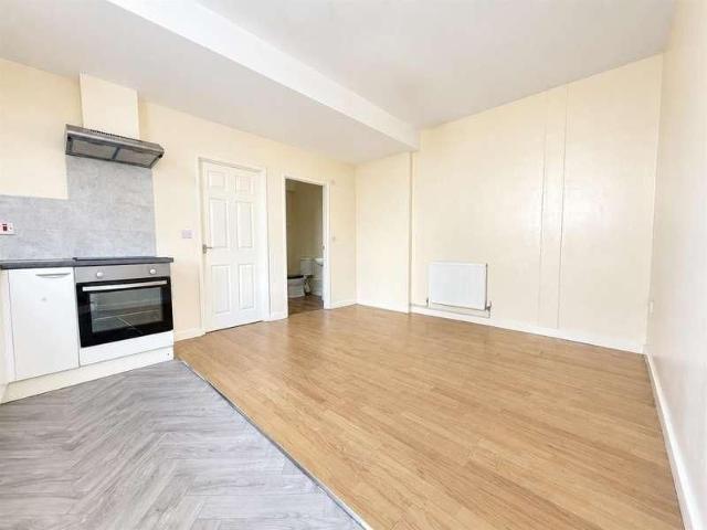 Apartment for rent in Roselands, Eastbourne