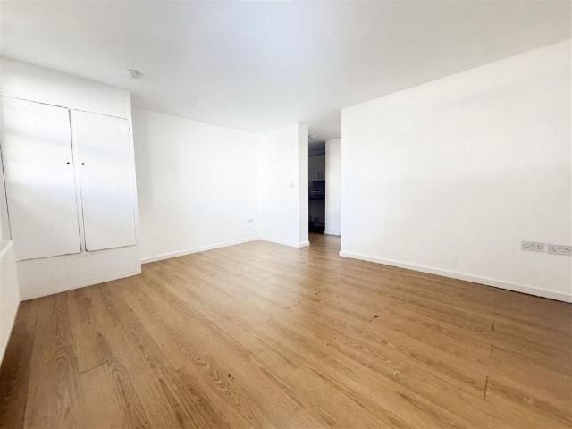 Apartment for rent in Roselands, Eastbourne