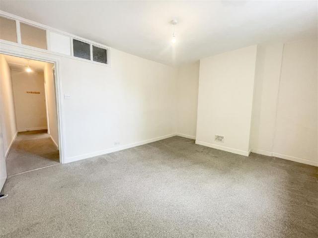 Apartment for rent in Roselands, Eastbourne