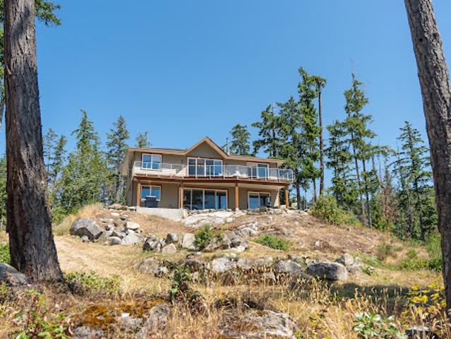 House for sale in Halfmoon Bay, British Columbia