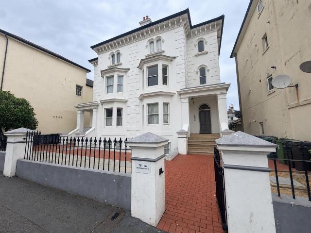 Apartment for rent in Roselands, Eastbourne