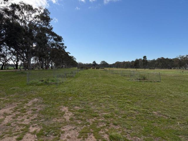 Cottage for sale in Redbank, Victoria