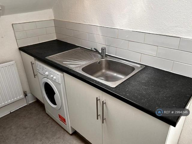 Apartment for rent in Furzedown, Greater London