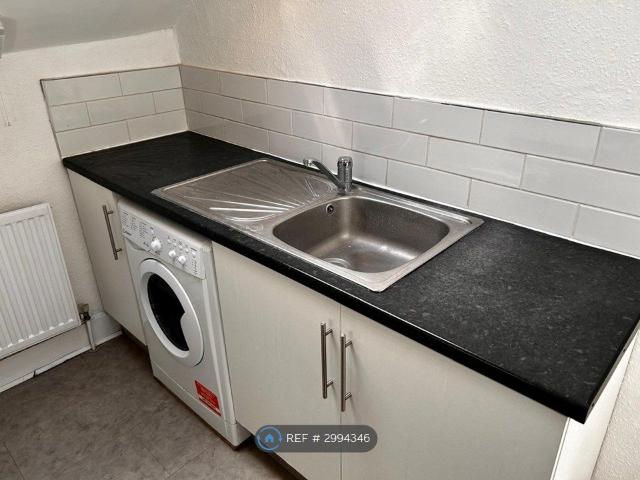 Apartment for rent in Furzedown, Greater London
