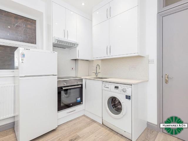 Apartment for rent in Duckett's Green, Greater London