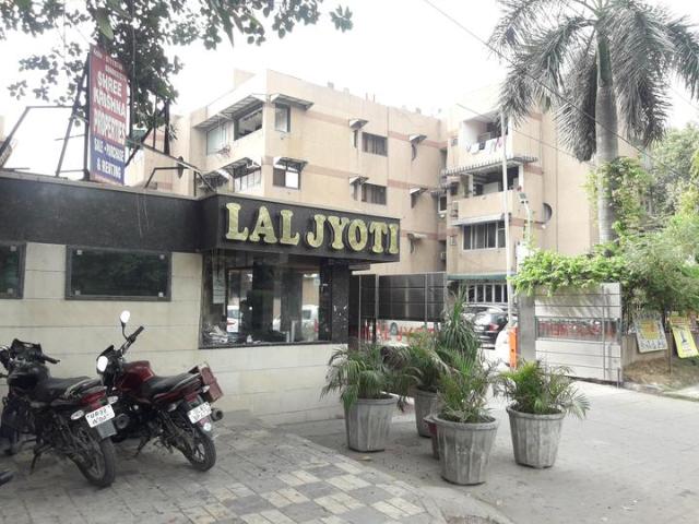 Flat for sale in North Delhi, Deri
