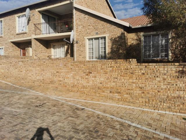 Apartment for rent in Johannesburg Ward 97, Roodepoort