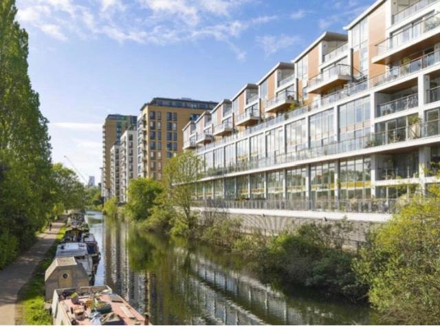 Studio for rent in Suttons Wharf, Mile End