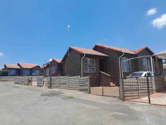Townhouse for sale in Johannesburg, Mondeor Townhouse for sale in Johannesburg, Mondeor