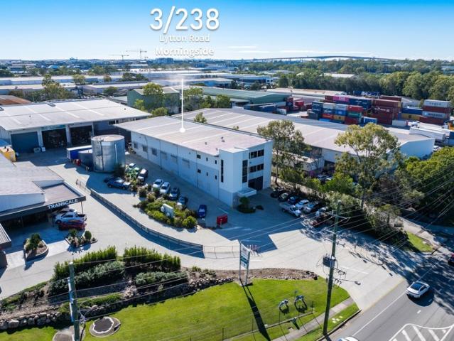 Warehouse for rent in Toombul, Queensland