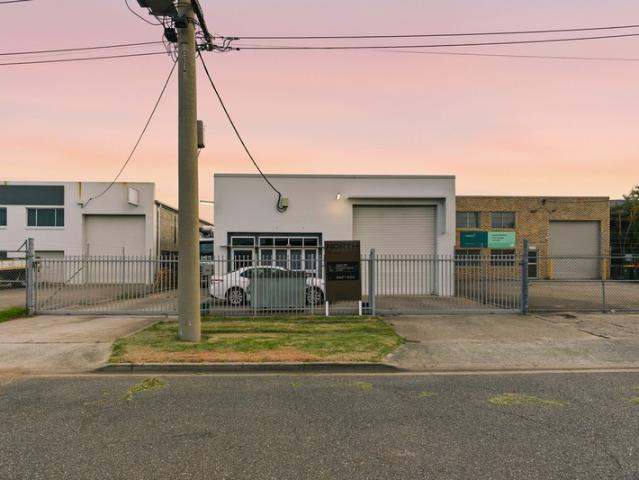 Warehouse for rent in Toombul, Queensland