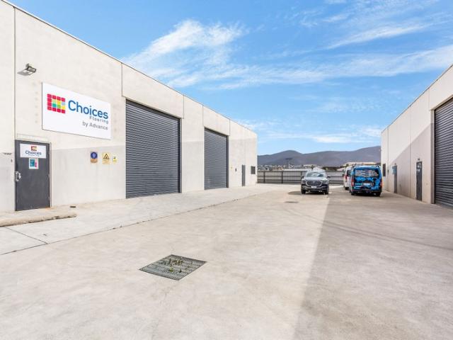 Warehouse for rent in Derwent Park