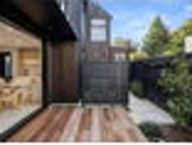 Townhouse for sale in Chaslands, Canterbury