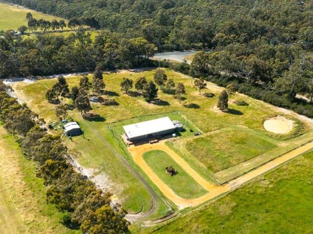 Cottage for sale in Woodside, Victoria