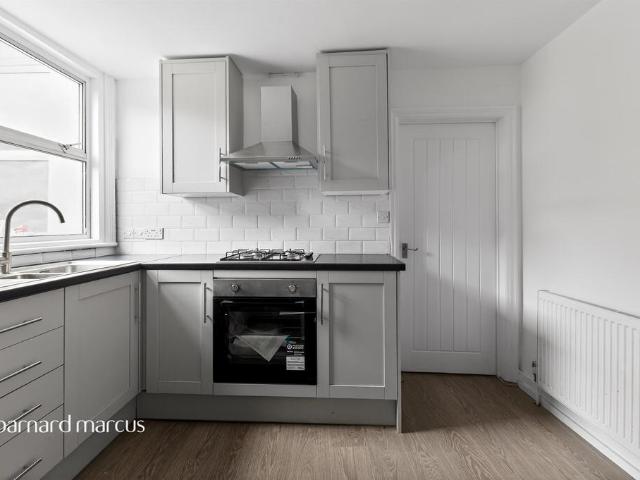 Apartment for rent in London Borough of Merton, Collier's Wood