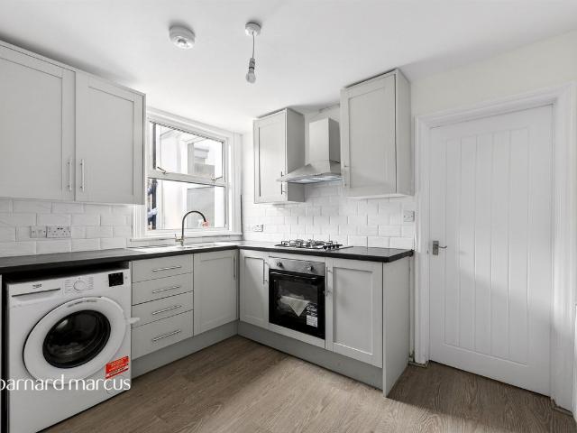Apartment for rent in London Borough of Merton, Collier's Wood