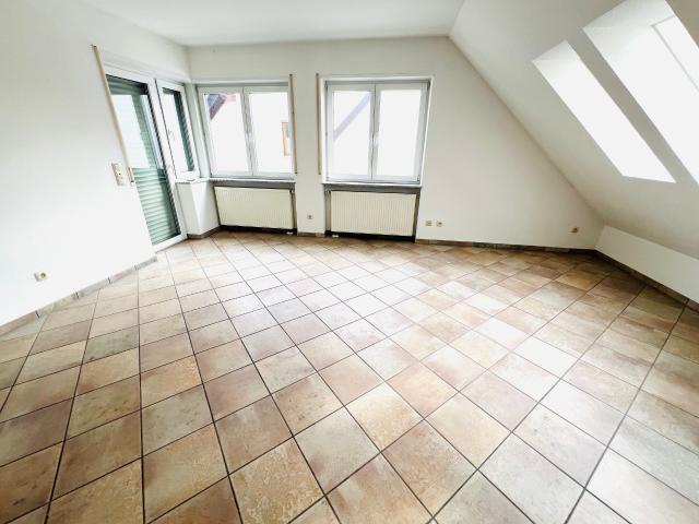 Dachgeschosswohnung kaufen in Großostheim, Bayern