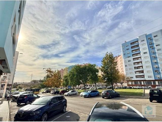 Loja venda em Zona Residencial de Santa Marta do Pinhal e de Corroios, e de Quinta da Marialva, Seixal