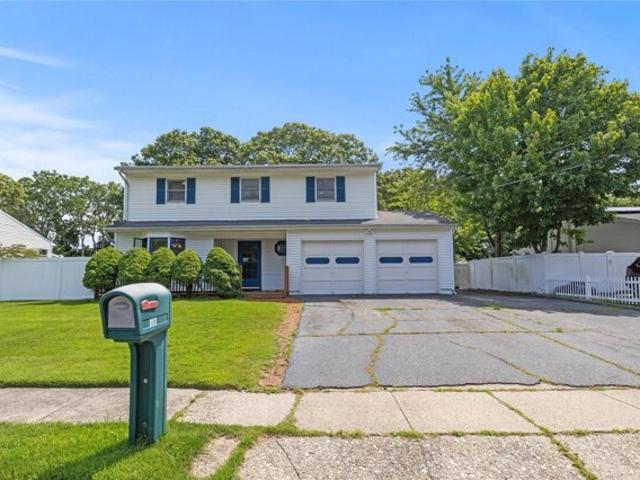 House for sale in Centereach