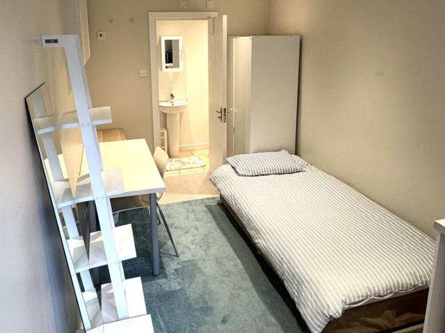 Studio for rent in Brondesbury Park, Greater London